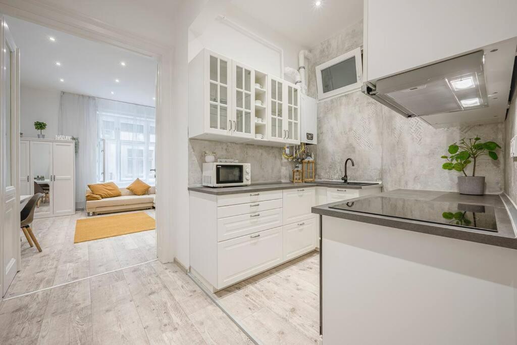 Dual 2br Comfort Escape With 2 Bathroom By Nw Apartment Budapest